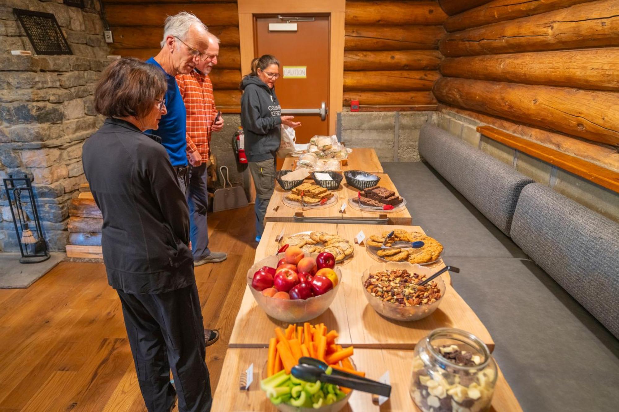 The Lodge At Bow Lake Lake Louise Exteriör bild